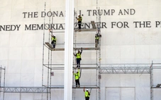 Tòa giữ nguyên phán quyết đục bỏ tên ông Trump khỏi Trung tâm Kennedy
