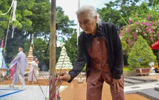 Dòng người về Công viên Lê Thị Riêng cầu nguyện, mong sớm tìm thấy hài cốt liệt sĩ