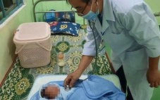 Bé gái sơ sinh bị bỏ rơi trong chiếc giỏ màu hồng kèm thư nhờ nhận nuôi