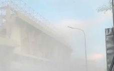Gió lớn bất ngờ ở trung tâm Đà Nẵng, bụi từ sân Chi Lăng cuộn mù trời