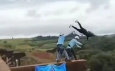 Ba nhân viên bị cáo buộc ngộ sát trong vụ cô gái thiệt mạng khi nhảy bungee không dây an toàn