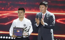 HLV Kim Sang Sik trao danh hiệu Cầu thủ xuất sắc nhất V-League cho Quang Hải