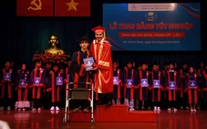 Mồ côi, đôi chân không lành lặn và đam mê thiết kế đồ họa