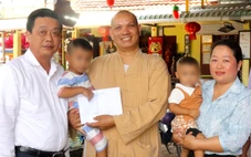 Hai trẻ nhỏ ở Vĩnh Long bị bỏ rơi trước cổng chùa giữa trời mưa