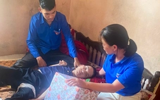 Chàng trai bại não làm TikTok bằng chân, có hơn 33.000 lượt theo dõi