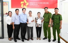 Phường Tân Tạo trao giấy khai sinh cho 2 người dân thuộc diện nhân khẩu đặc thù