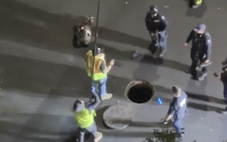 Cảnh sát điều tra video nhóm người bí ẩn chui lên từ cống ngầm New York