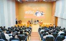 Phụ huynh và học sinh trò chuyện cùng Trường Đại học FPT về tương lai nghề nghiệp