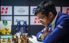 Thần đồng Ấn Độ lập kỳ tích khi hai lần đánh bại Carlsen trong một giải đấu