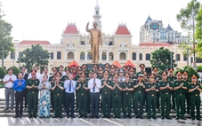 Ban Chỉ đạo Hội thảo khoa học cấp Bộ Quốc phòng dâng hoa tưởng niệm Chủ tịch Hồ Chí Minh