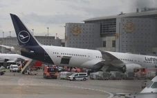 Máy bay Boeing 787 bất ngờ sập càng, một số người bị thương