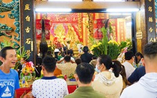 Du khách và người dân nườm nượp về viếng Bà Chúa Xứ núi Sam