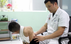 Bé trai 9 tuổi khó thở vì cột sống biến dạng sau 2 năm không tái khám