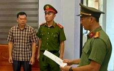 Hiệu trưởng trường tiểu học bị bắt tạm giam vì nhận hối lộ