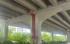 Gối cầu đường vành đai 3 trên cao bị biến dạng, xô lệch, phải dùng gỗ chèn tạm