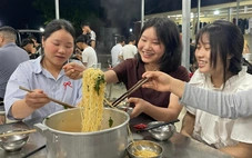 Những nồi mì tôm 'siêu to' thầy cô tặng cho sĩ tử vùng cao lúc nửa đêm