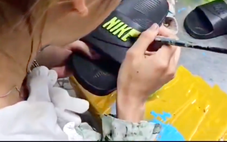 Bắt hai vợ chồng cầm đầu đường dây sản xuất dép Crocs, Nike… giả ở xã Phú Hòa Đông