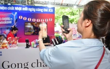 Đến gian hàng JCB, quẹt 'một chạm' uống trà sữa, nhận quà