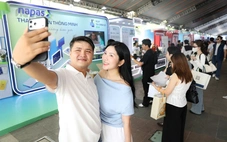 Giới trẻ xếp hàng mua trà sữa nửa giá, trải nghiệm công nghệ thanh toán xuyên biên giới tại NAPAS