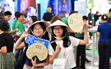 Người dân xếp hàng 'săn quà', rộn ràng trải nghiệm công nghệ tại Lễ hội Tài chính số 2026