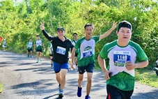 Gần 1.000 vận động viên đội nắng chinh phục núi Chóp Chài