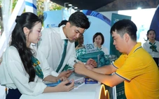 Người trẻ và người lớn tuổi cùng trải nghiệm tài chính số