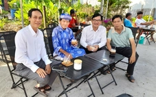 Uống cà phê cùng người thân