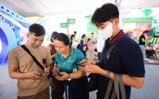 Người trẻ và người lớn tuổi cùng trải nghiệm tài chính số