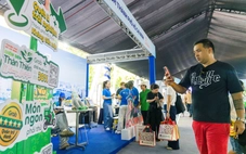 Du khách săn tour hè, trải nghiệm du lịch số tại Lễ hội Tài chính số 2026