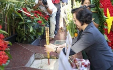 Phó thủ tướng Phạm Thị Thanh Trà dâng hoa tưởng niệm anh hùng liệt sĩ tại công viên Lê Thị Riêng