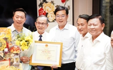 Lãnh đạo Thành ủy TP.HCM thăm, chúc thọ người cao tuổi tiêu biểu