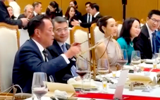 Thủ tướng Thái Lan chơi đàn T'rưng trong tiệc chiêu đãi tại Hà Nội