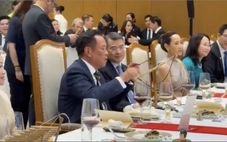 Thủ tướng Thái Lan chơi đàn T'rưng trong tiệc chiêu đãi tại Hà Nội
