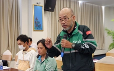Đang nắng lại mưa ào, người lao động ngoài trời mệt mỏi, kiệt sức trong cái nóng