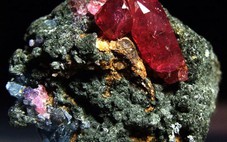 NASA bắn laser vào đá sao Hỏa, bất ngờ 'thấy' ruby và sapphire