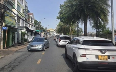 Người dân phản ánh đậu xe tràn lan, chính quyền nói khó xử lý