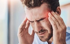 Đứng lên bỗng mắt tối sầm, khi nào cần đi bác sĩ?