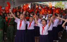 1.000 đội viên đồng diễn chào mừng kỷ niệm 50 năm Ngày hội toàn thắng