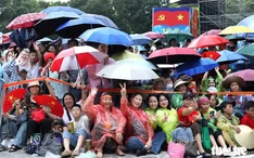Trực tiếp: Hàng chục ngàn người đổ ra đường chờ xem buổi tổng hợp luyện diễu binh, diễu hành