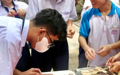 Học sinh Trường THPT Trần Hữu Trang gỡ rối tư duy, sáng tạo cùng canva trong giờ chơi