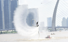 Bay lượn trên mặt nước với flyboard