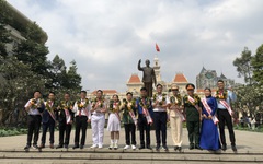 Công dân trẻ tiêu biểu TP.HCM năm 2023 tham quan thành phố bằng xe buýt 2 tầng