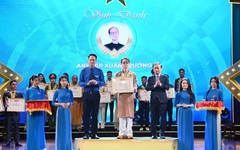 Rapper Double2T nhận giải thưởng Thanh niên sống đẹp