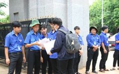 150 tình nguyện viên của Trường THPT chuyên Bình Long tiếp sức mùa thi