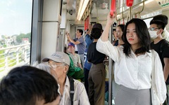 Ngày đầu metro Nhổn - ga Hà Nội hoạt động, người dân xếp hàng đi trải nghiệm