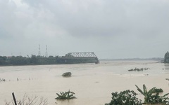 Sập cầu Phong Châu ở tỉnh Phú Thọ