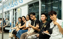 Bạn trẻ hào hứng trải nghiệm chuyến metro số 1 đầu tiên năm 2025