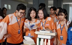 Giờ ra chơi rộn ràng cùng văn học và sách của học trò Trường THPT Gia Định