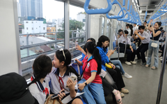 Bạn trẻ TP.HCM đi học bằng metro, quẹt thẻ khi lên xe buýt