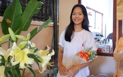 20-10, giới trẻ rủ nhau đến quán chơi... buffet hoa